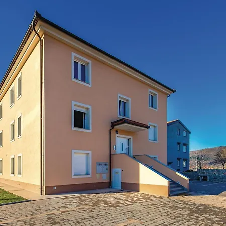 2 Bedroom Lovely In Cavle Apartment Podrvanj