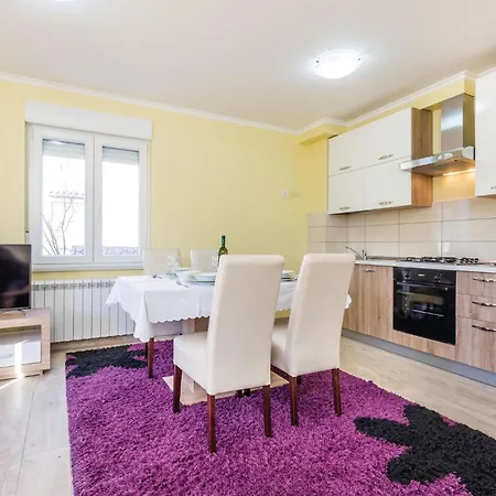 2 Bedroom Lovely In Cavle * Podrvanj