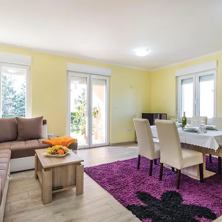 2 Bedroom Lovely In Cavle Apartment *