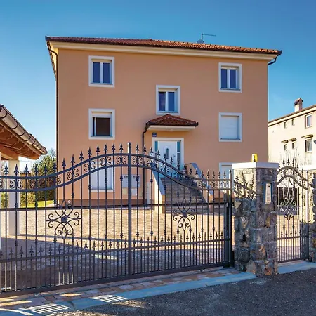 Apartment 2 Bedroom Lovely In Cavle *
