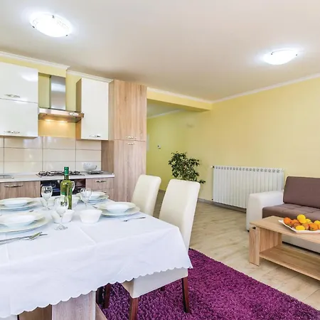 2 Bedroom Lovely In Cavle Apartment