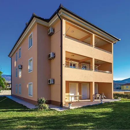 2 Bedroom Lovely In Cavle Apartment Podrvanj